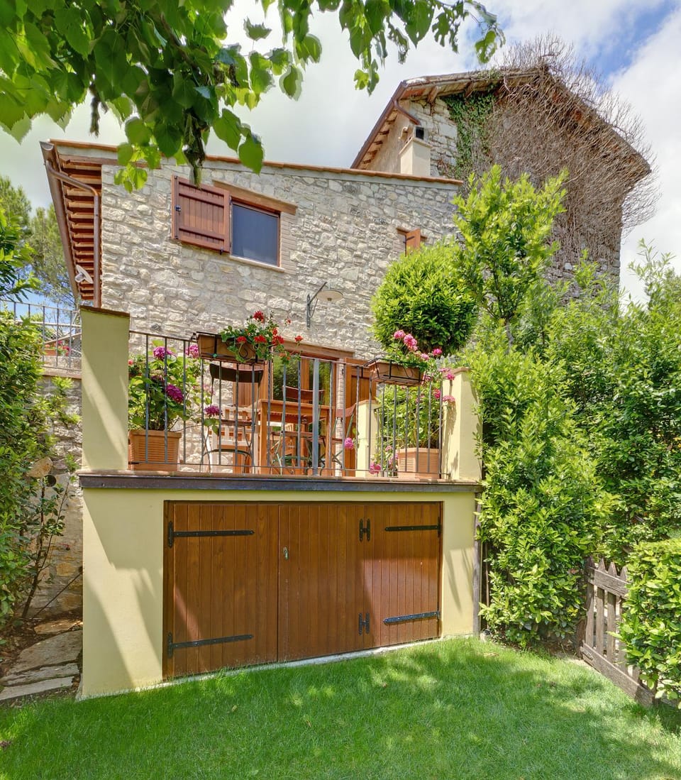 BORGO ACQUAIURA Villa in Umbria