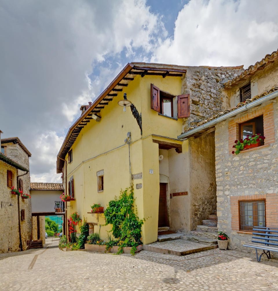 BORGO ACQUAIURA Villa in Umbria