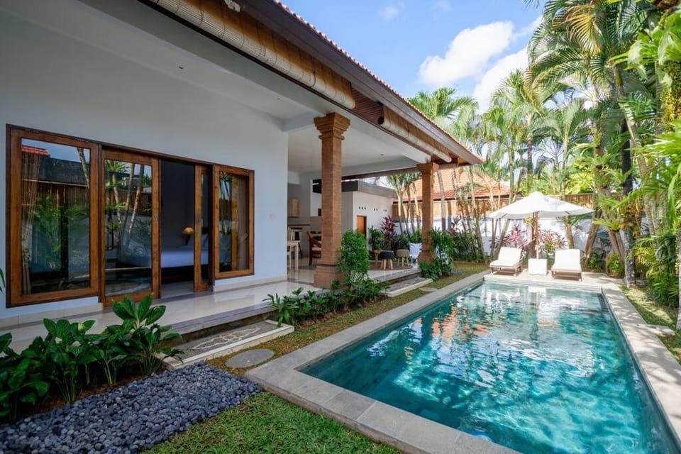 Property building, Patio, Spring, Day, Garden, Garden view, Pool view, Swimming pool, sunbed