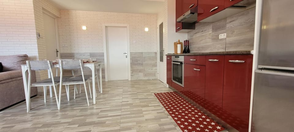 Kitchen or kitchenette, Dining area, stove