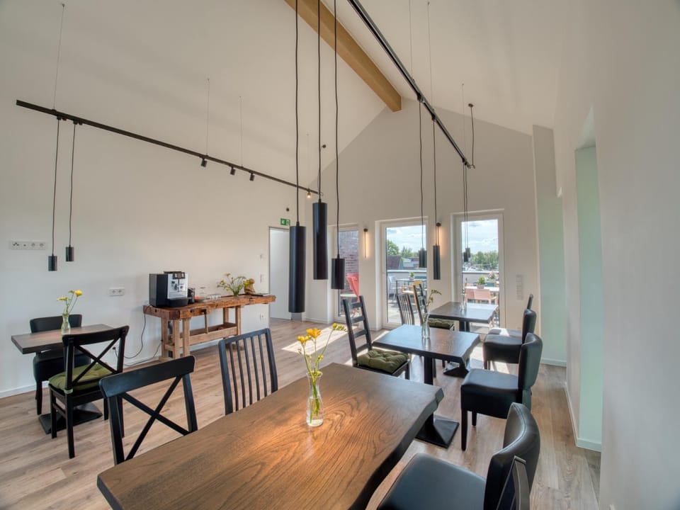 Coffee/tea facilities, Dining area, Breakfast