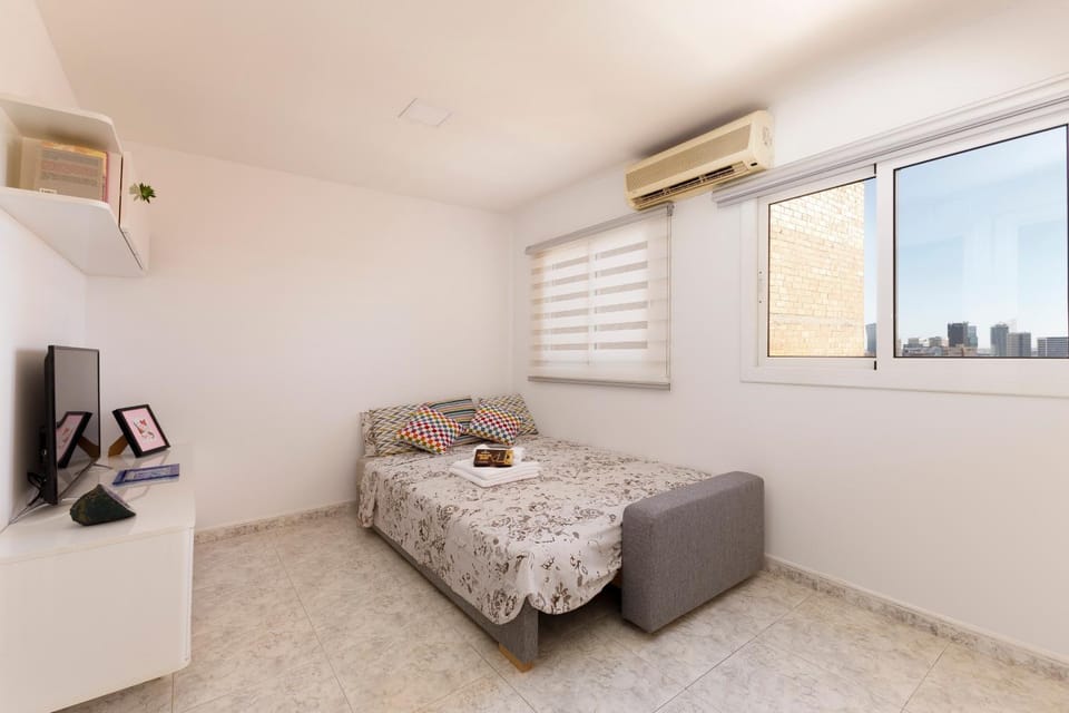 Bed, Living room, Dining area, internet, air conditioner