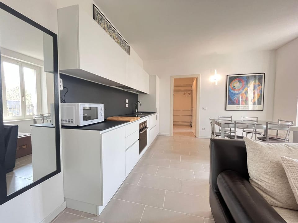 Kitchen or kitchenette, Dining area, stove
