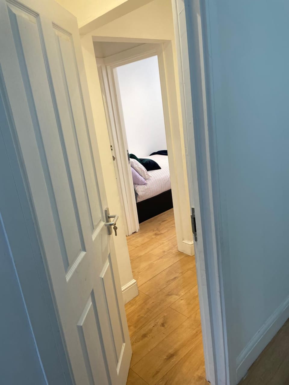 Self-contained flat on the 2nd floor you will share with one other guest, in a family house 2 minutes walk from TUFNELL PARK STATION 2nd floor with stairs Vacation rental in London Borough of Islington