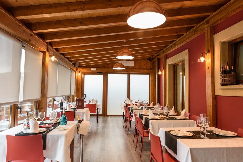 Property building, Food and drinks, Other, Other, Decorative detail, Dining area, Food, Drinks, Alcoholic drinks, Non alcoholic drinks, Quiet street view