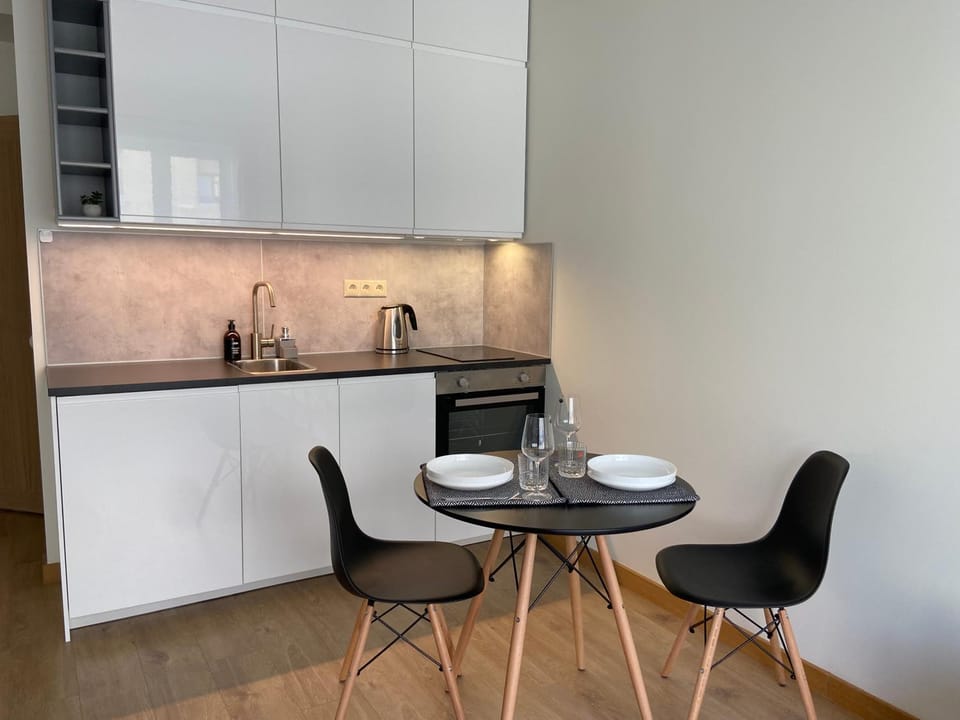 Coffee/tea facilities, Kitchen or kitchenette, Seating area, Dining area, stove