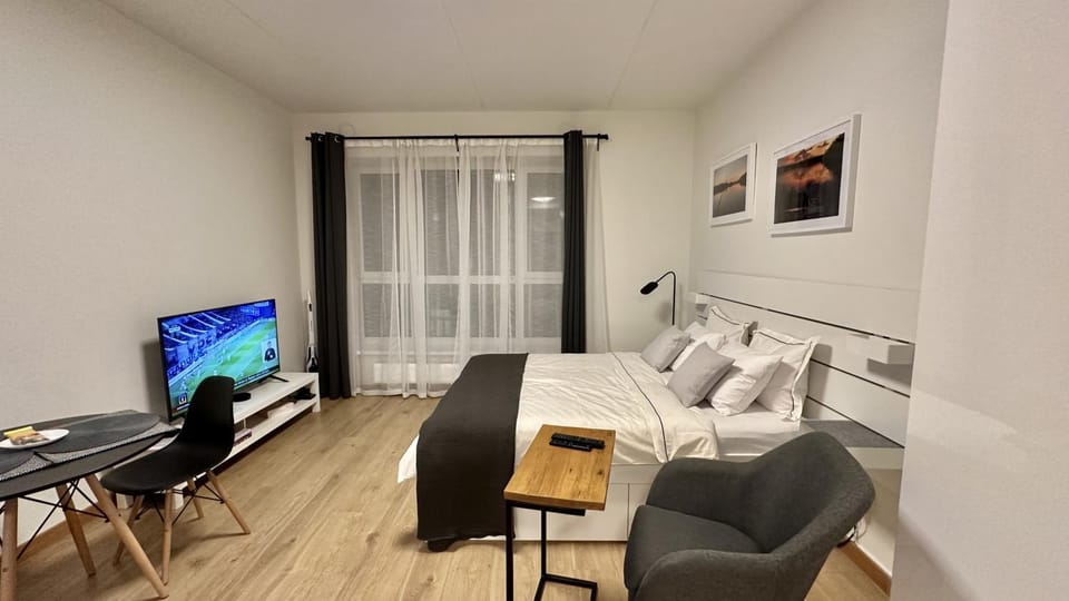 TV and multimedia, Living room, Seating area, Bedroom