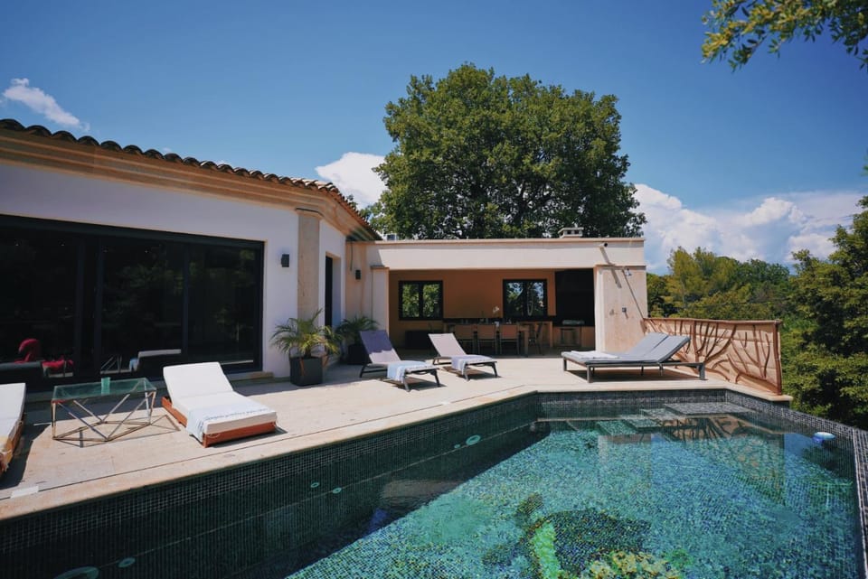 Modern Villa Swimming pool and private Jacuzzi Villa in French Riviera
