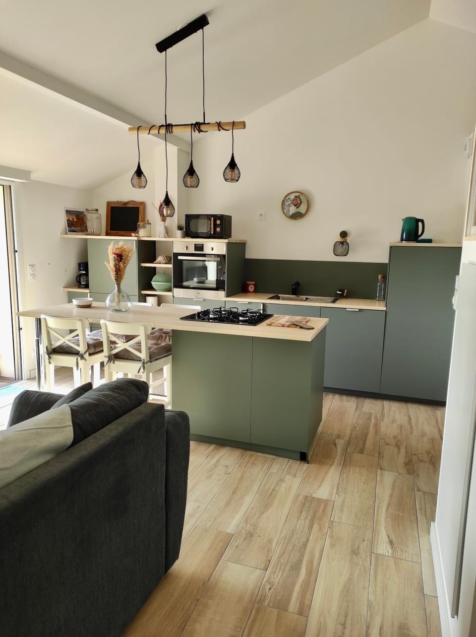 Kitchen or kitchenette, Seating area, minibar, pet friendly, stove