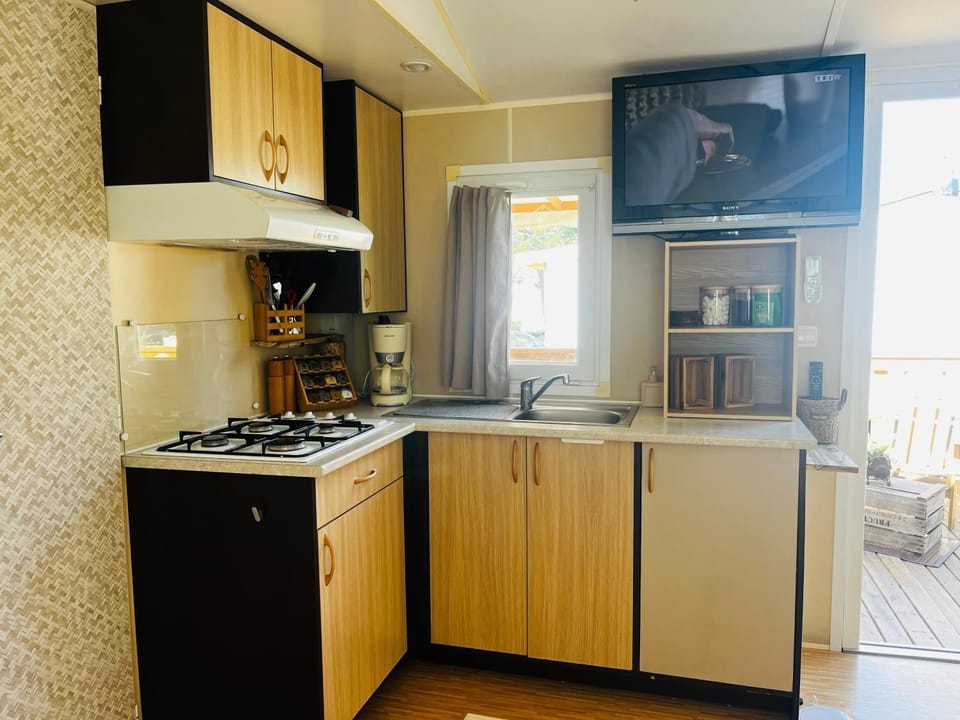 TV and multimedia, Kitchen or kitchenette, minibar, stove