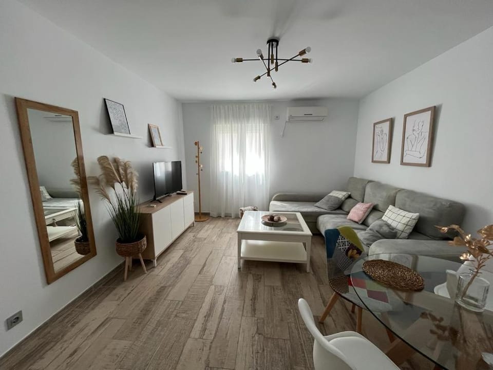 Communal lounge/ TV room, TV and multimedia, Living room, Seating area, air conditioner