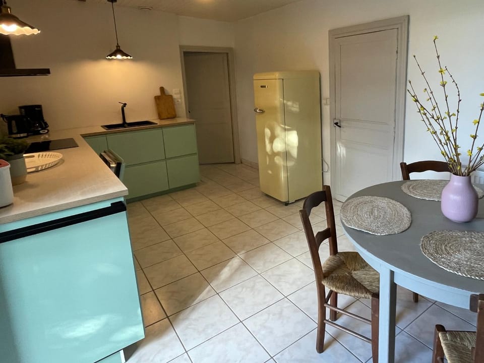 Kitchen or kitchenette, Dining area, minibar, pet friendly, stove
