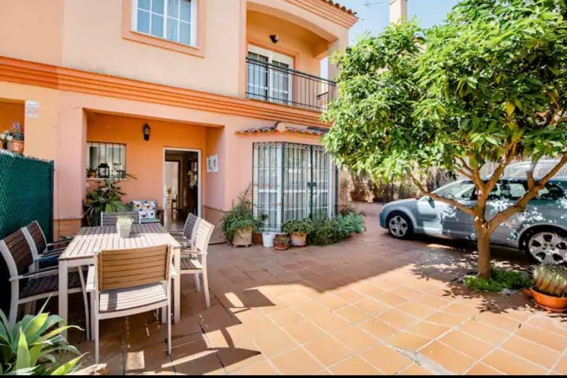 Patio, Garden, Dining area, Parking