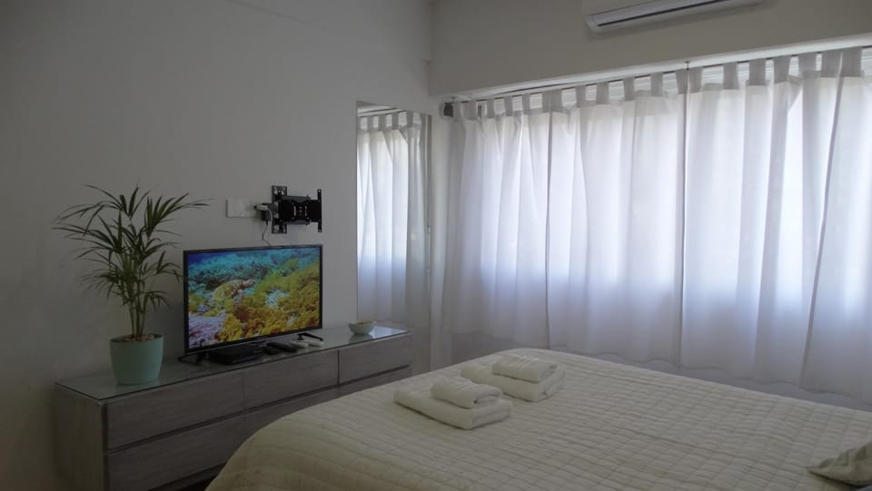 Bed, TV and multimedia, Photo of the whole room, Bedroom, towels, air conditioner