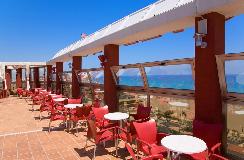Restaurant/places to eat, Balcony/Terrace