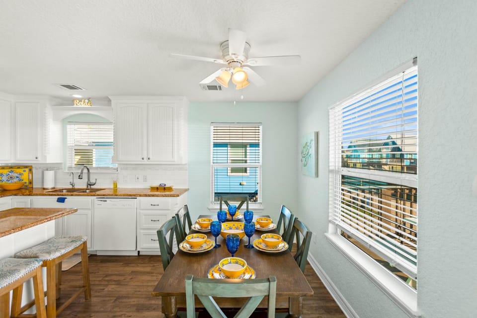 Kitchen or kitchenette, Dining area, fireplace