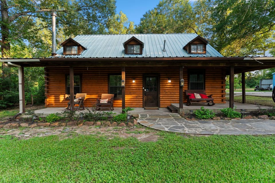 Lovely log home with Hot Tub on 4 acres House in Texas