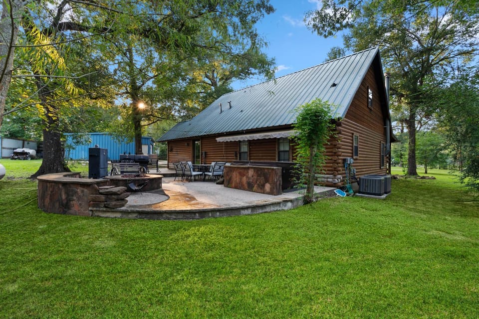 Lovely log home with Hot Tub on 4 acres House in Texas