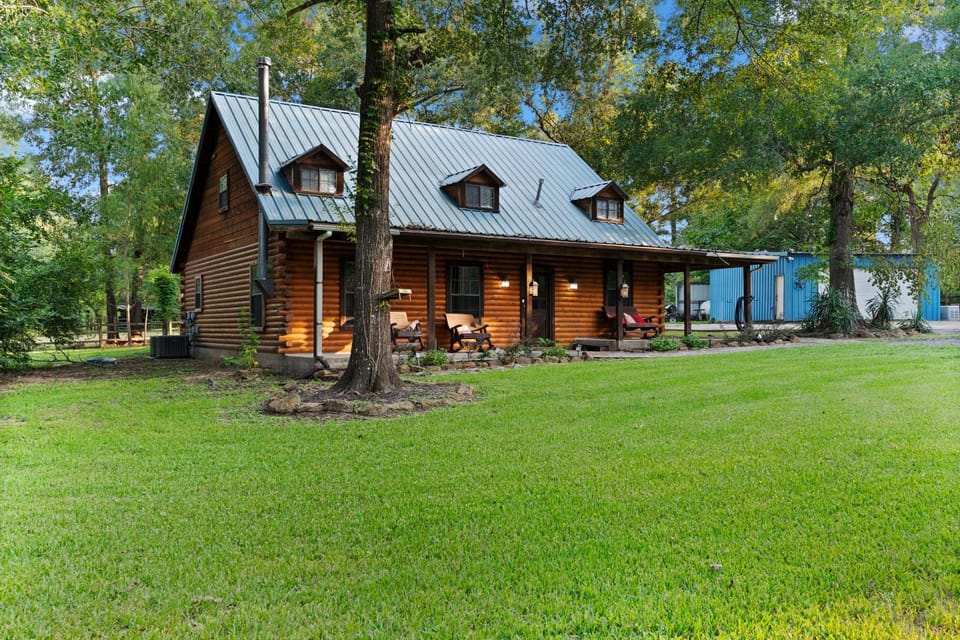 Lovely log home with Hot Tub on 4 acres House in Texas