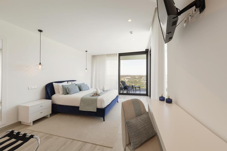 Bed, TV and multimedia, Photo of the whole room, Seating area, Bedroom