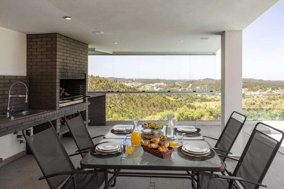 Natural landscape, BBQ facilities, Balcony/Terrace, Seating area, Dining area