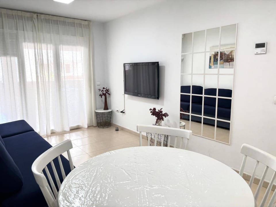 Communal lounge/ TV room, TV and multimedia, Living room, Seating area, Dining area