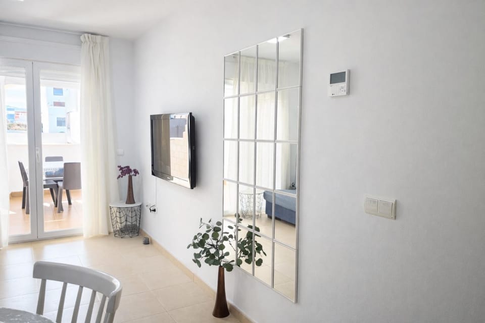 TV and multimedia, Living room, Seating area, Dining area