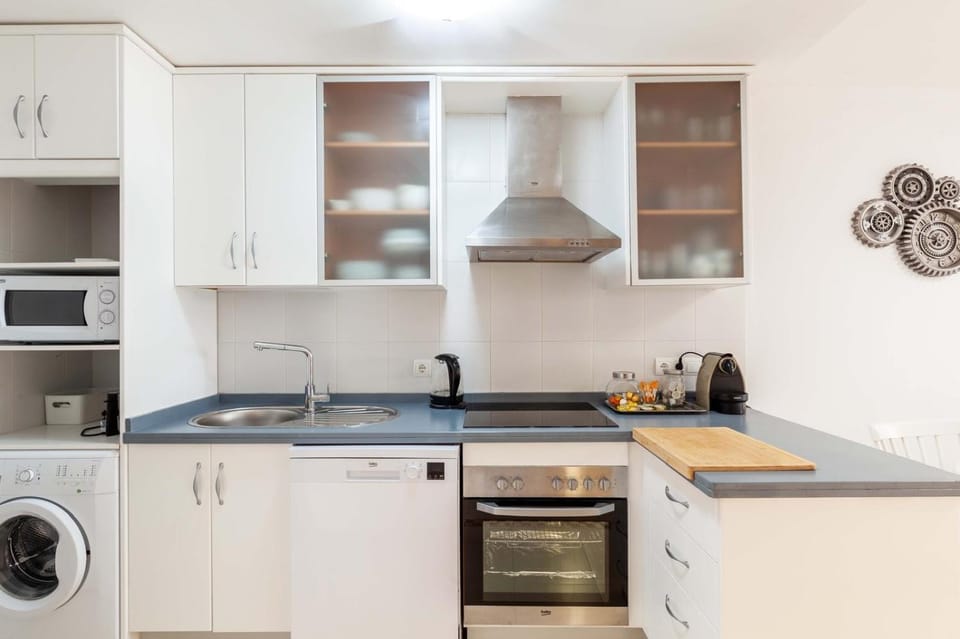 Coffee/tea facilities, Kitchen or kitchenette, dishwasher, oven, stove, toaster, washing machine