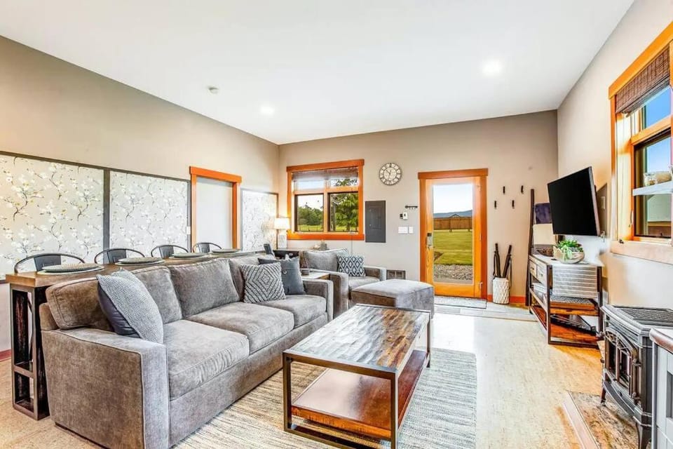 Communal lounge/ TV room, TV and multimedia, Living room, Seating area