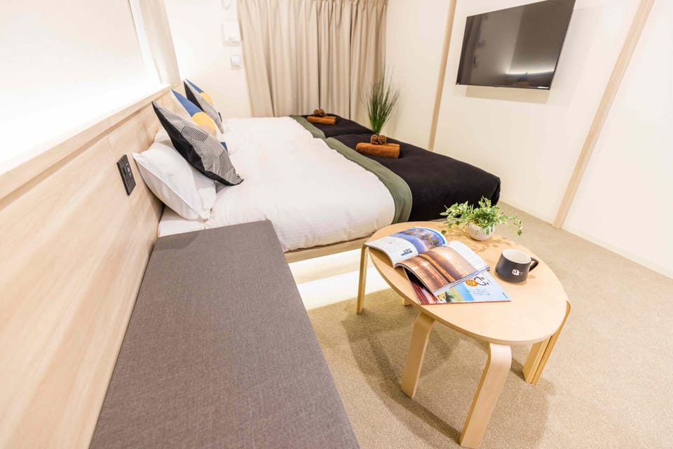 Bed, TV and multimedia, Living room, Seating area, Evening entertainment, Bedroom