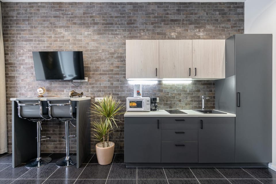 Kitchen or kitchenette, minibar