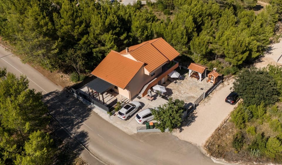 Property building, Natural landscape, Bird's eye view, Location, Parking