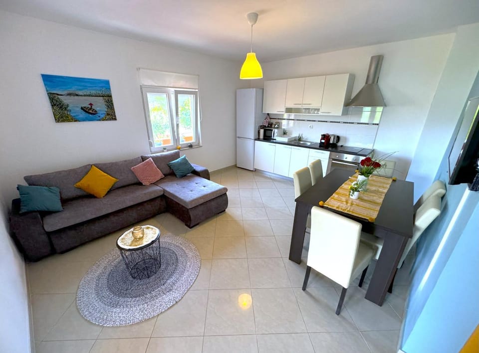 Kitchen or kitchenette, Living room, Seating area, Dining area, pet friendly, kitchen