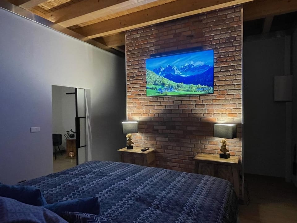 Bed, TV and multimedia, Photo of the whole room, Bedroom