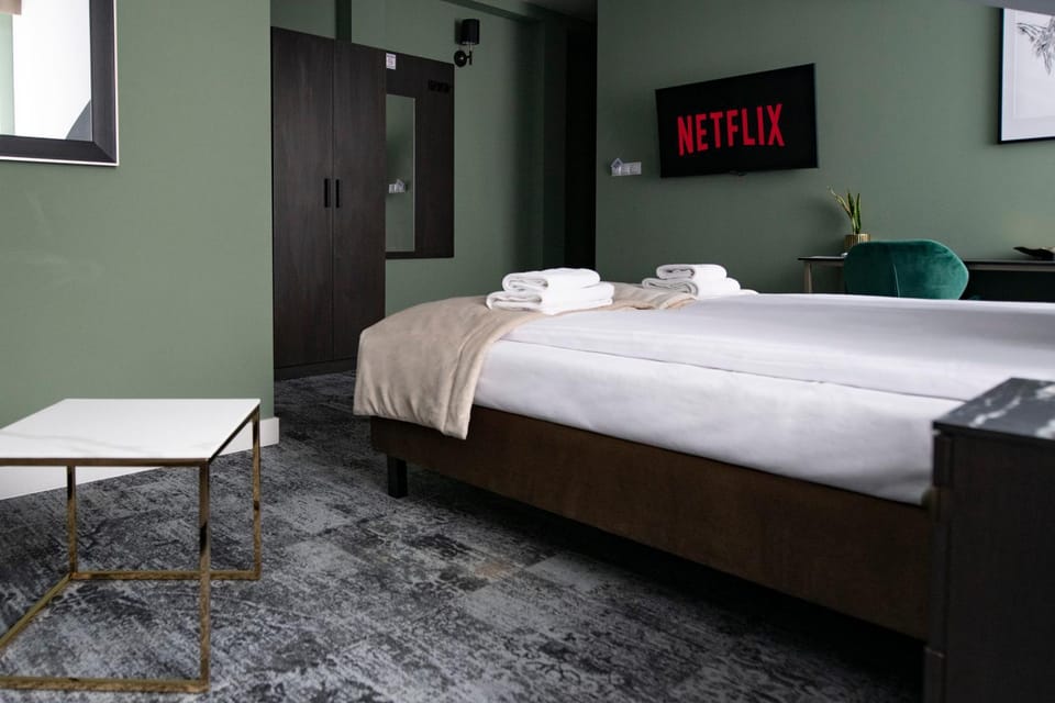 Bed, TV and multimedia, Photo of the whole room