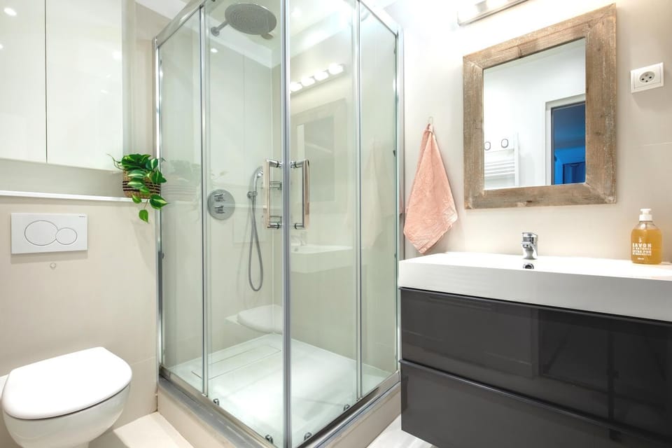 Shower, Toilet, Bathroom, towels