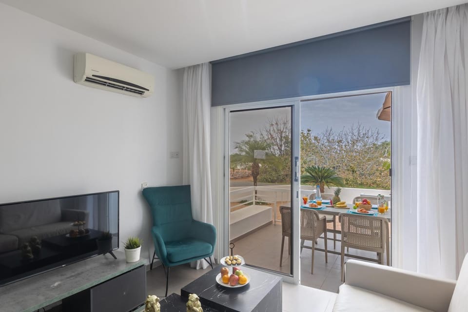 Patio, View (from property/room), Balcony/Terrace, Seating area, Dining area, air conditioner