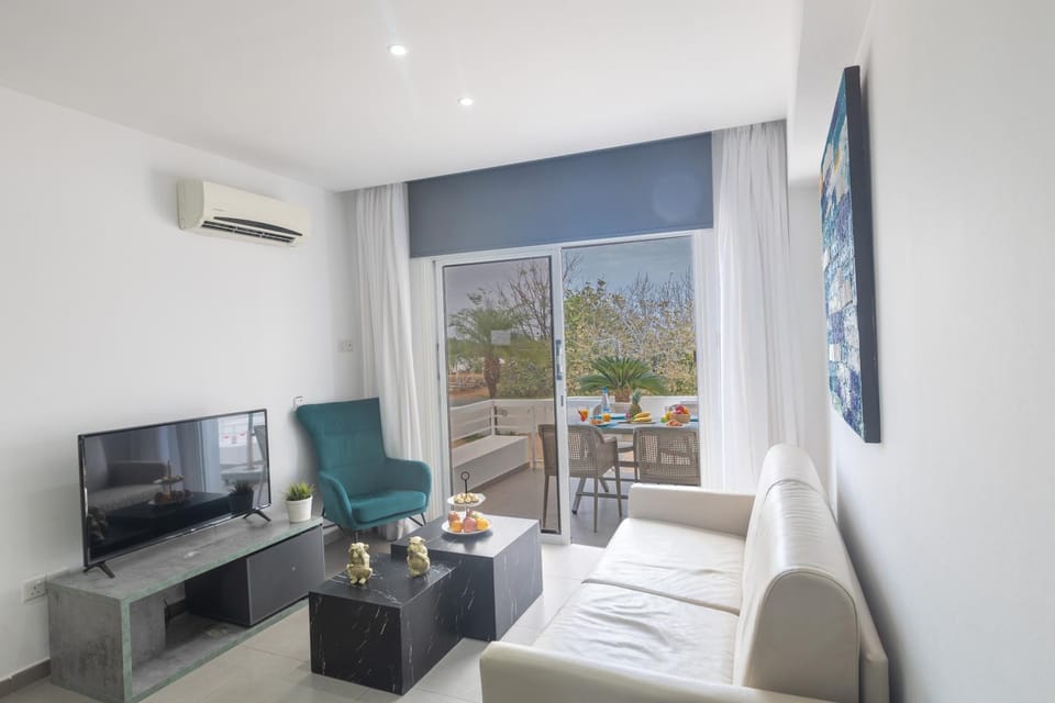 TV and multimedia, Living room, Seating area, air conditioner