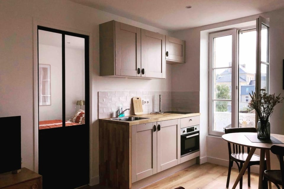 Kitchen or kitchenette, Dining area, oven, stove