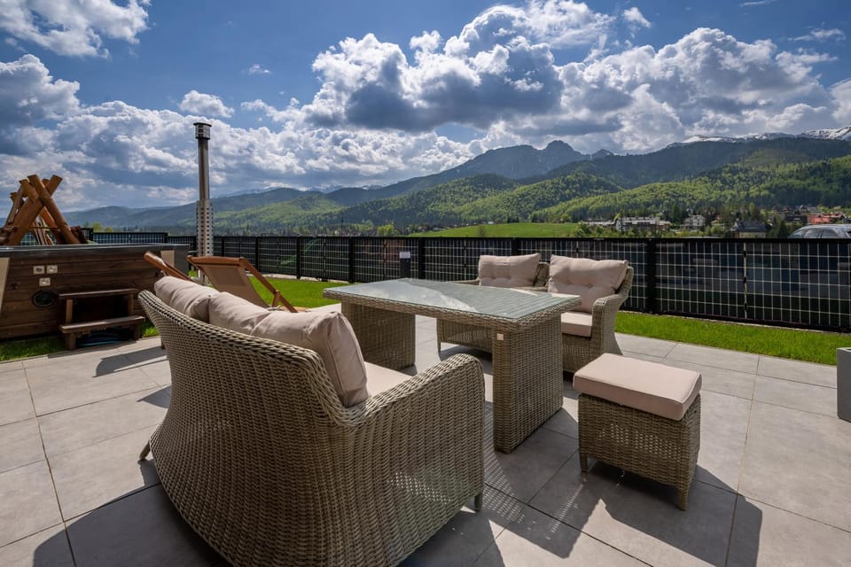 Natural landscape, Balcony/Terrace, Seating area, Mountain view