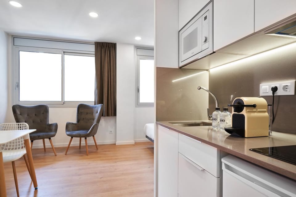 Coffee/tea facilities, Kitchen or kitchenette, Living room, Dining area, minibar