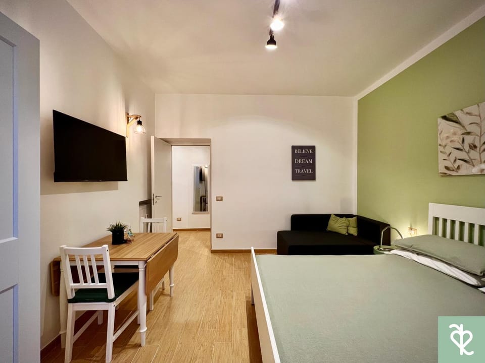 Communal lounge/ TV room, Bed, TV and multimedia, Photo of the whole room, Seating area, Bedroom