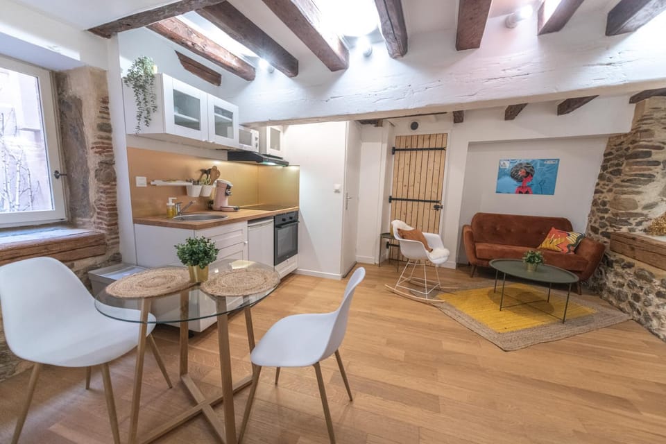 Seating area, Dining area, kitchen