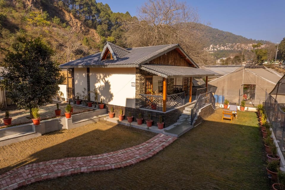 Property building, Day, Natural landscape, Garden, Garden, Garden view, Mountain view