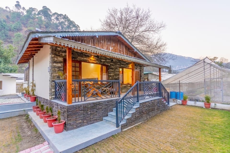 Property building, Patio, Day, Natural landscape, Garden, Garden view