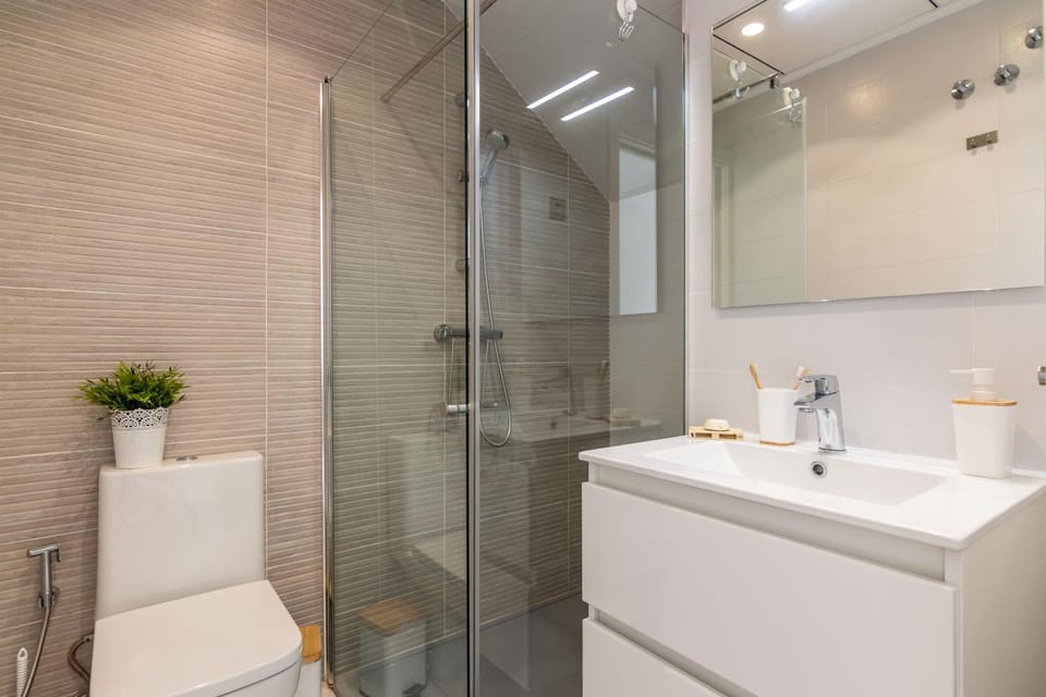 Shower, Toilet, Bathroom, towels