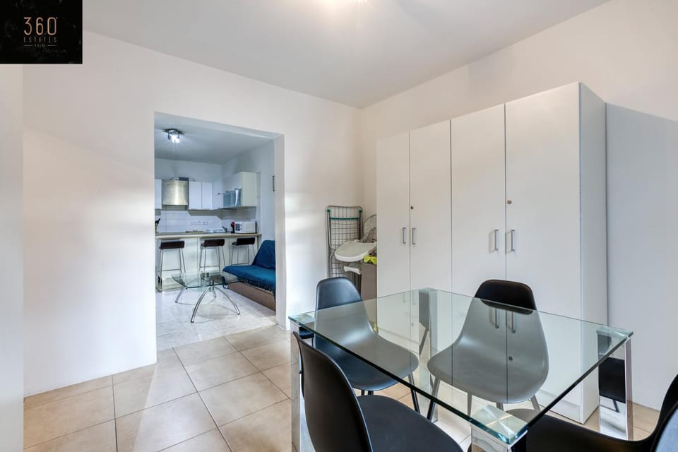 Kitchen or kitchenette, Living room, Seating area, Dining area, hair dresser