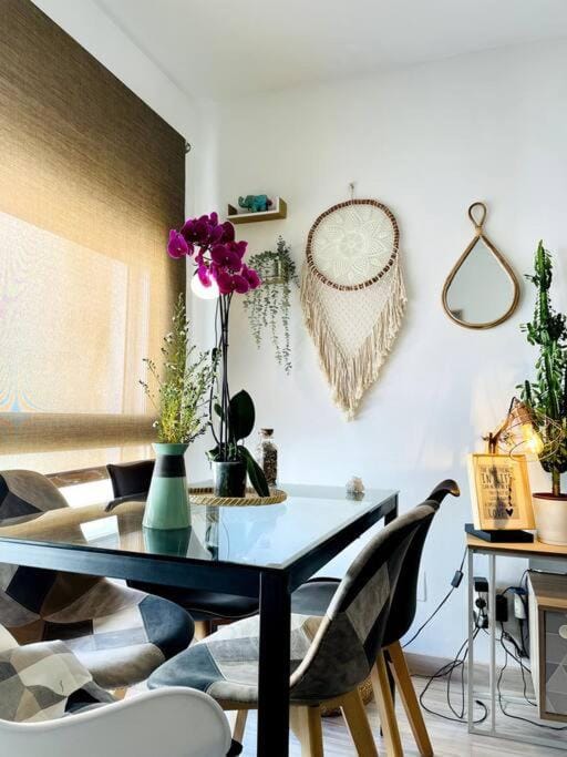 Seating area, Dining area