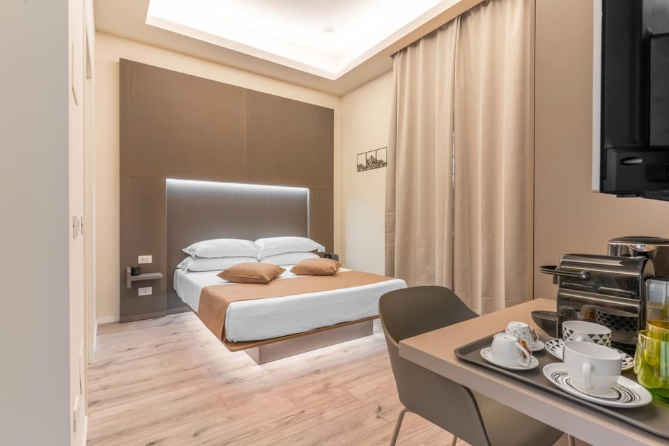 Bed, TV and multimedia, Coffee/tea facilities, Food and drinks, Photo of the whole room, Seating area, Bedroom, towels