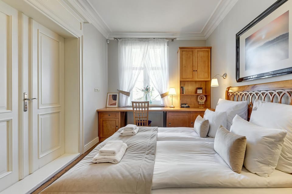 Bed, Living room, Photo of the whole room, Seating area, Bedroom, internet, wardrobe